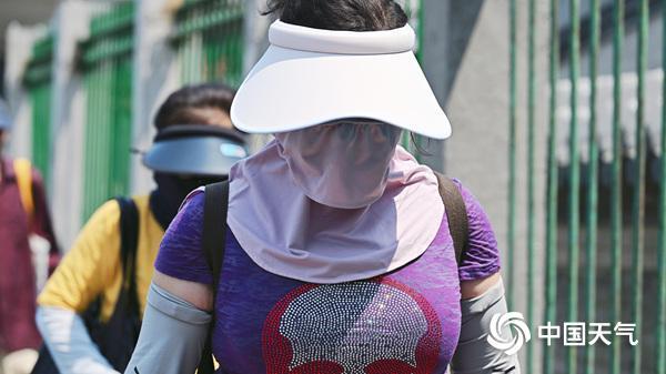 照り付ける日差しの夏日を迎えた北京（5月28日撮影・王暁）。