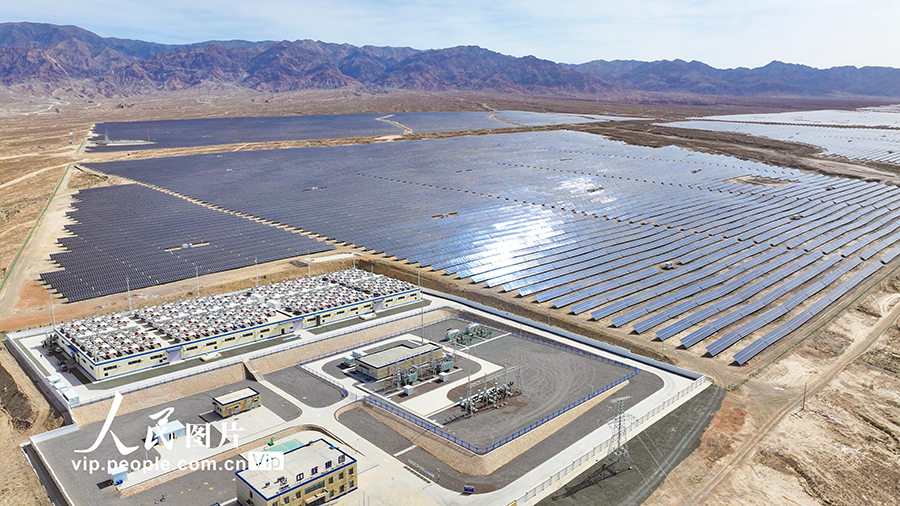 甘粛省張掖市山丹県東楽北灘の100万キロワット級太陽光発電基地（6月3日撮影・殷旭/写真著作権は人民図片が所有のため転載禁止）。