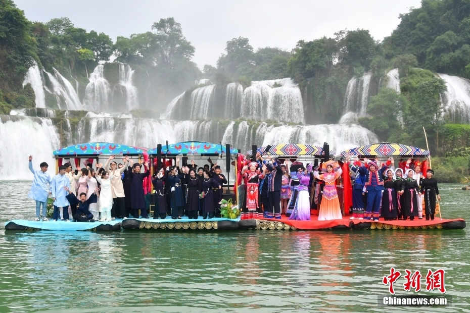 中国とベトナムのパフォーマーがバンゾックの滝で民謡パーティー