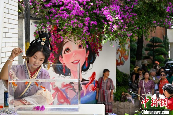 中和巷の壁に描かれた「花で髪を飾った少女」が人気観光スポットに　雲南省昆明