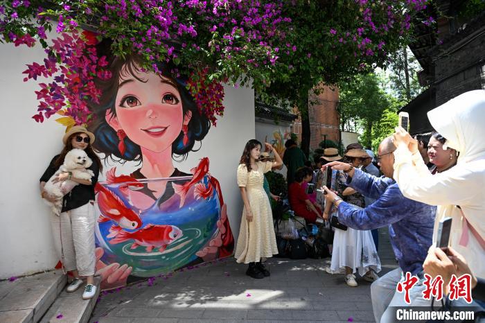中和巷の壁に描かれた「花で髪を飾った少女」が人気観光スポットに　雲南省昆明
