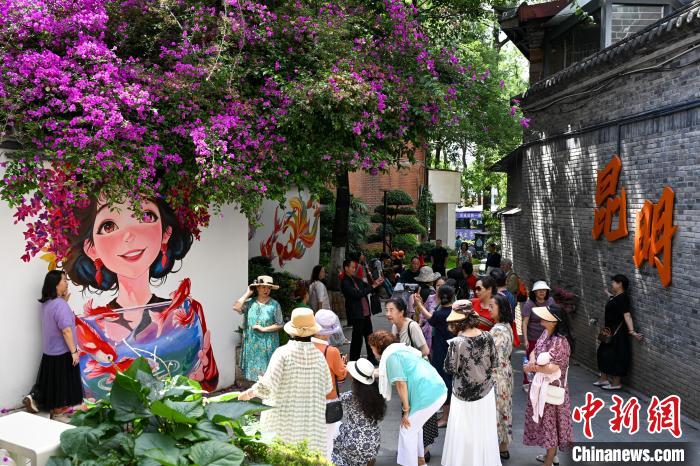 中和巷の壁に描かれた「花で髪を飾った少女」が人気観光スポットに　雲南省昆明