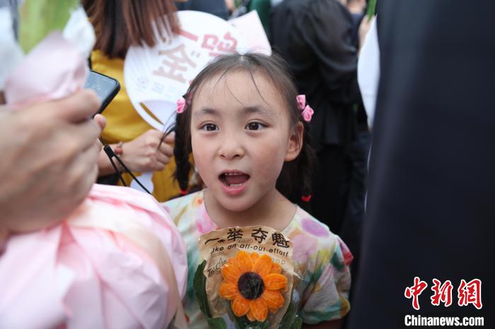 中国各地で大学入試が終了　趣向を凝らし、受験生を出迎える保護者