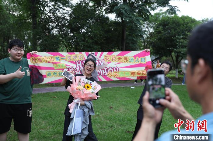 中国各地で大学入試が終了　趣向を凝らし、受験生を出迎える保護者