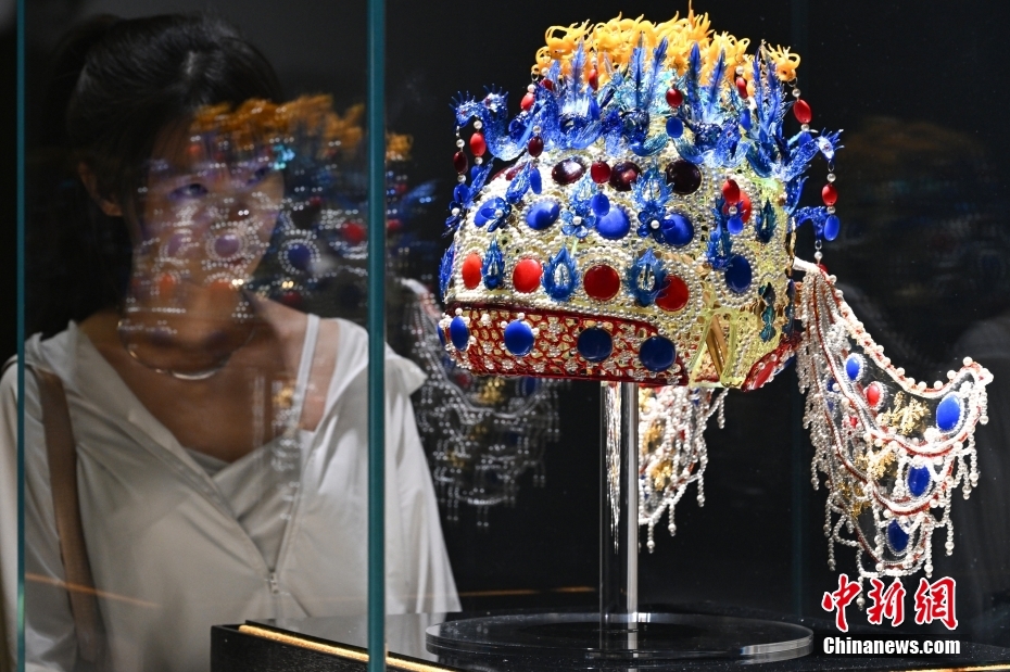 中国国家博物館で山東省淄博市のガラス作品などを紹介するガラス芸術展　北京