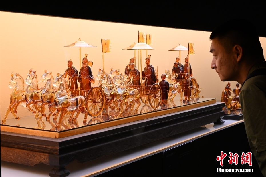 中国国家博物館で山東省淄博市のガラス作品などを紹介するガラス芸術展　北京