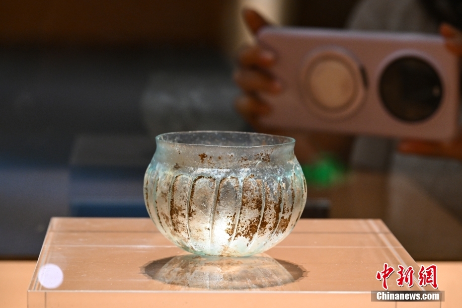 中国国家博物館で山東省淄博市のガラス作品などを紹介するガラス芸術展　北京
