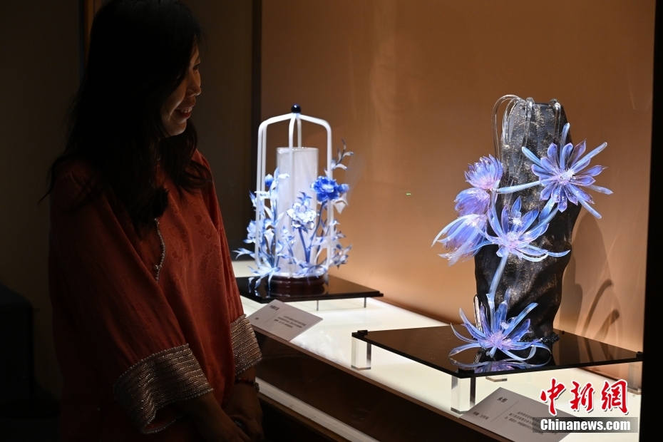 中国国家博物館で山東省淄博市のガラス作品などを紹介するガラス芸術展　北京
