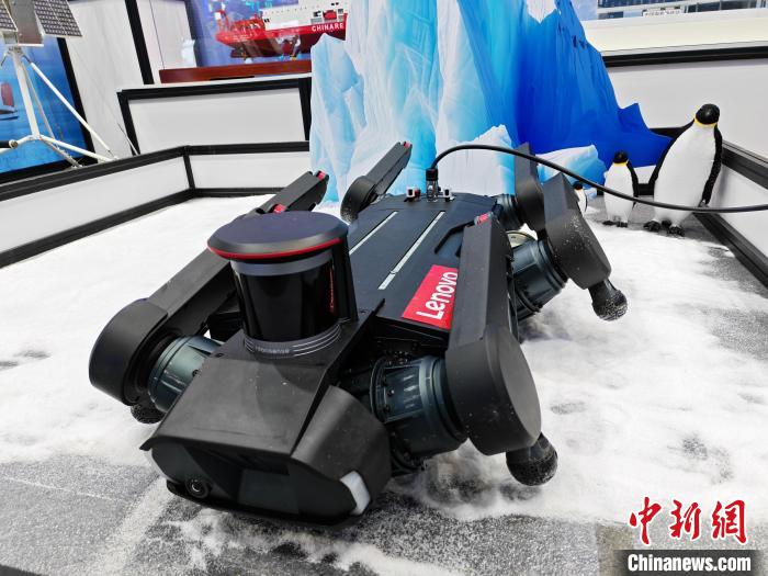 中国極地研究センターのブースで展示されている6本足のバイオニックロボット（撮影・姜煜）。