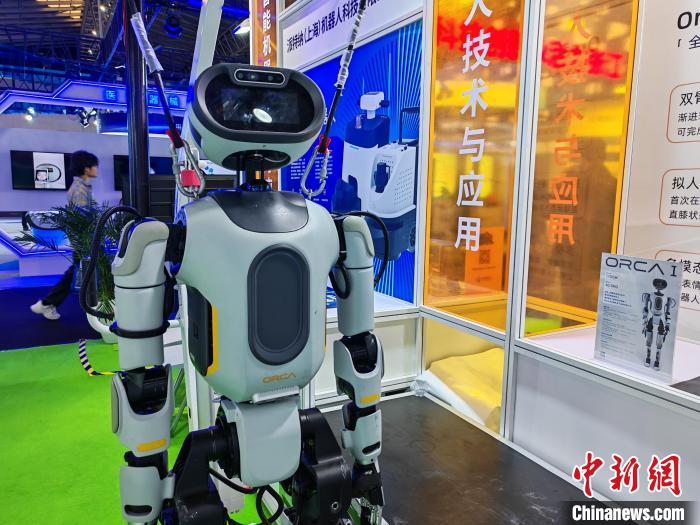 表情、言葉、ボディ一体化フィードバックを実現したエンボディドAIロボット（撮影・姜煜）。