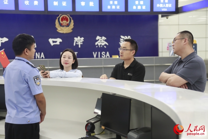 鄭州新鄭国際空港で240時間以内のトランジットビザ免除措置とスピーディーな入国手続きを体験する取材チーム（撮影・霍亜平）。