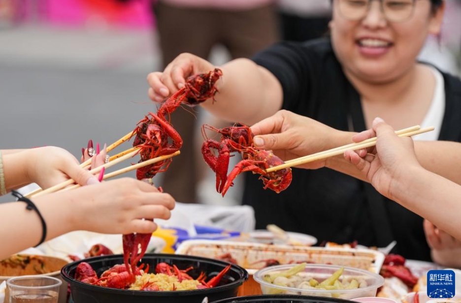 100トンのザリガニを食べる！ザリガニフェスティバル　江蘇省盱眙