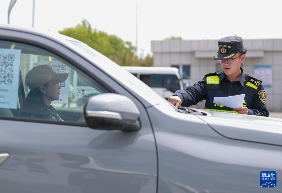 コルガスの「移送ドライバー」たち　中国製新エネ車の中央アジア輸出で活躍
