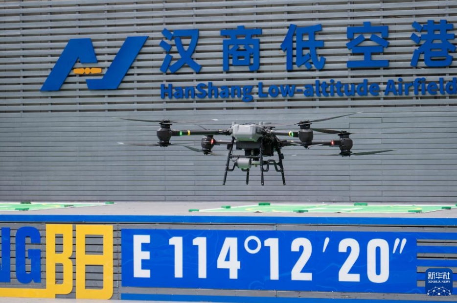 漢商低空港の離着陸場から離陸するドローン（6月16日撮影・伍志尊）。