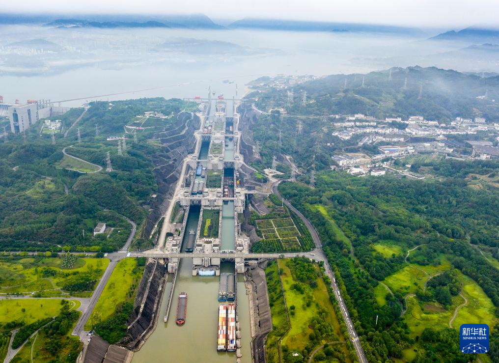 湖北省宜昌市で、三峡の二列五段式閘門を順に通過していく船舶（6月18日、ドローンによる撮影·鄭家裕）。
