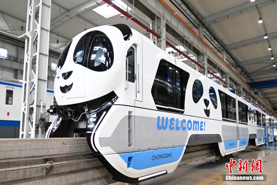 中国初の「パンダ」をテーマとした跨座式モノレール列車の外観（撮影・何蓬磊）。