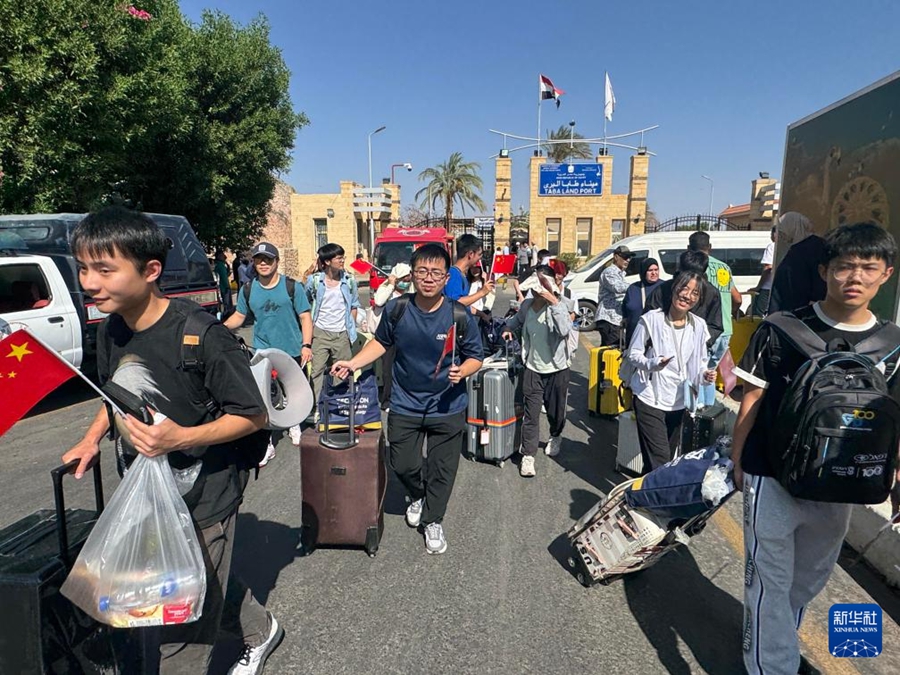 6月19日、イスラエルから退避し、エジプト南シナイ県タバの国境検問所を経由して同国に入国した中国国民。
