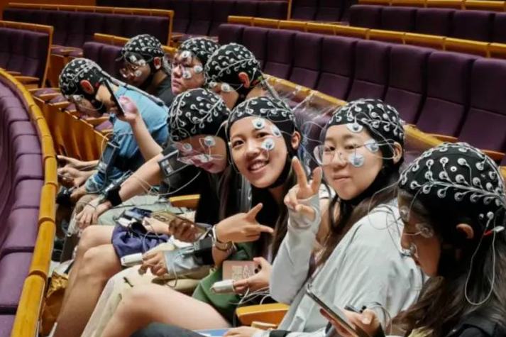 清華大学にヘッドキャップを装着した「ミステリアスな集団」登場