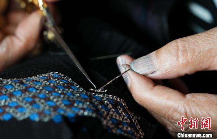 世界で唯一の金属刺繍「苗族錫繍」を訪ねて　貴州省