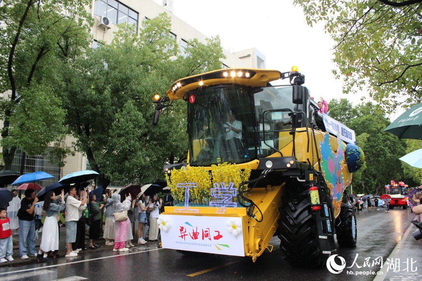 華中農業大学が農機パレードで卒業生を祝福　湖北省武漢