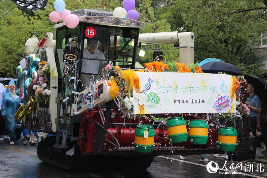 華中農業大学が農機パレードで卒業生を祝福　湖北省武漢