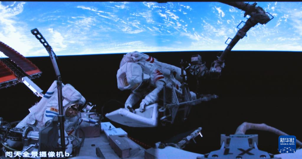 26日に北京宇宙飛行制御センターのスクリーンに映し出された、「神舟20号」の宇宙飛行士の陳冬氏（左）と陳中瑞氏が宇宙ステーションコンビネーション外で作業を行っている様子。（撮影・周柯毅）
