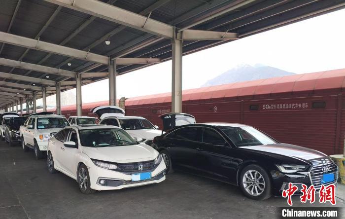 西蔵ドライブ旅行の体験向上　青蔵鉄道が自宅まで車を送り届けるサービス
