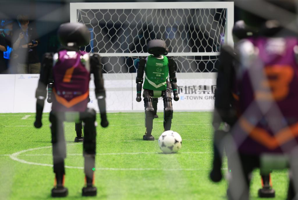 中国初のロボットサッカー3対3AI大会が6月28日、北京市で開催された。出場ロボットはAI操作により自律的にサッカーをプレイした。撮影・張晨霖