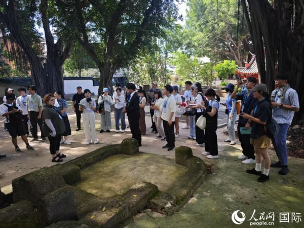 琉球墓園を見学する沖縄大学生代表団（撮影・陸暁鴎）。