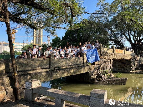 河口万寿橋を見学した代表団（撮影・陳思）。