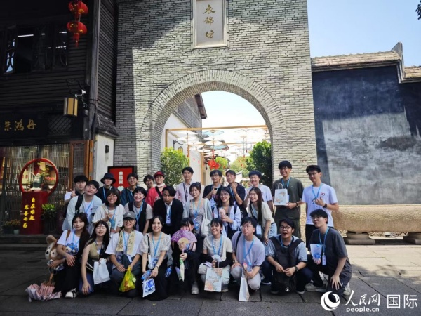記念写真を撮影する沖縄大学生代表団と福州外語外貿学院の学生（撮影・陸暁鴎）。