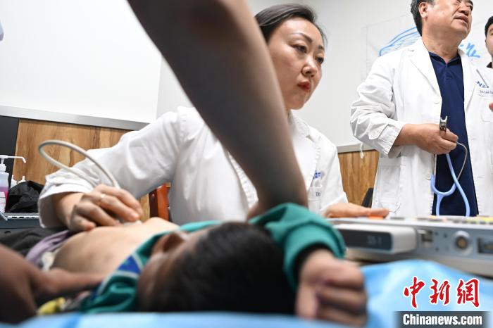 先天性心疾患の子どもたちをスクリーニングする支援活動　西蔵・拉薩