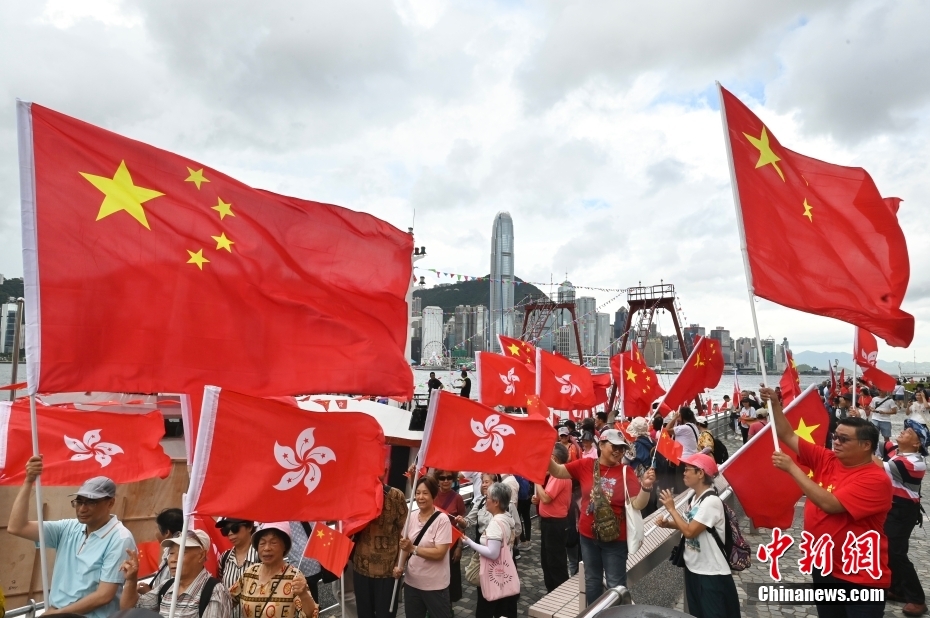 香港の祖国復帰28周年に香港特区市民が集い祝う
