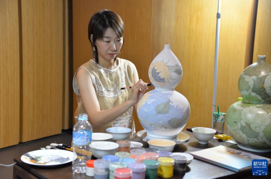 大阪・関西万博中国館の「江西デー」で、景徳鎮の手工芸による陶磁器制作技術を披露する女性（7月2日撮影・涂一帆）。