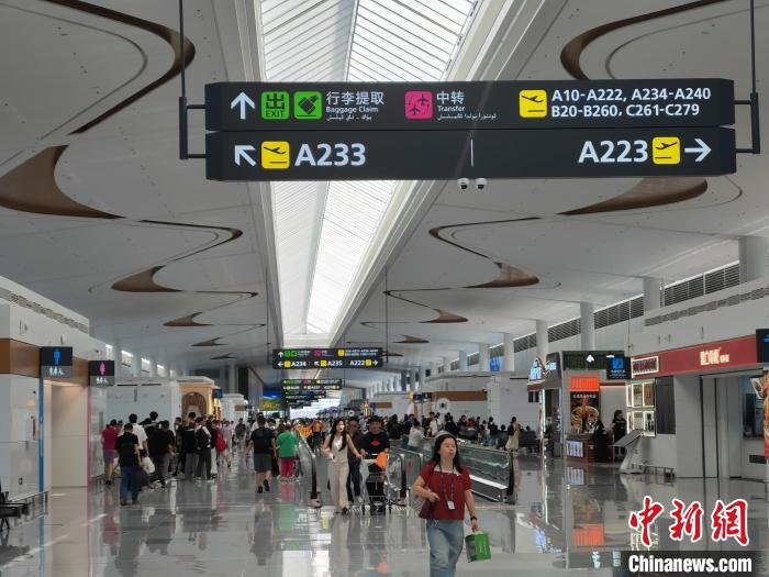 夏休みの旅行者で賑う烏魯木斉天山国際空港　新疆