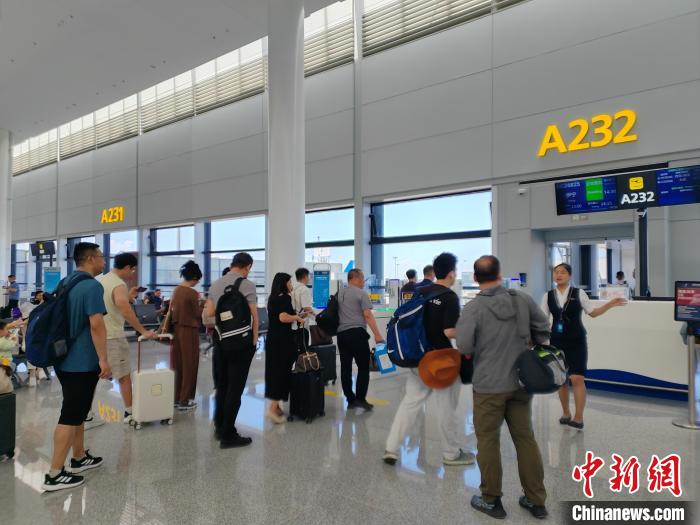 夏休みの旅行者で賑う烏魯木斉天山国際空港　新疆