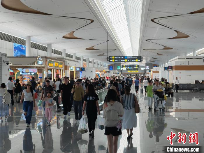 夏休みの旅行者で賑う烏魯木斉天山国際空港　新疆