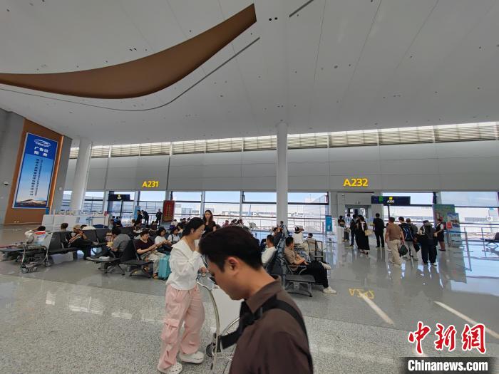 夏休みの旅行者で賑う烏魯木斉天山国際空港　新疆