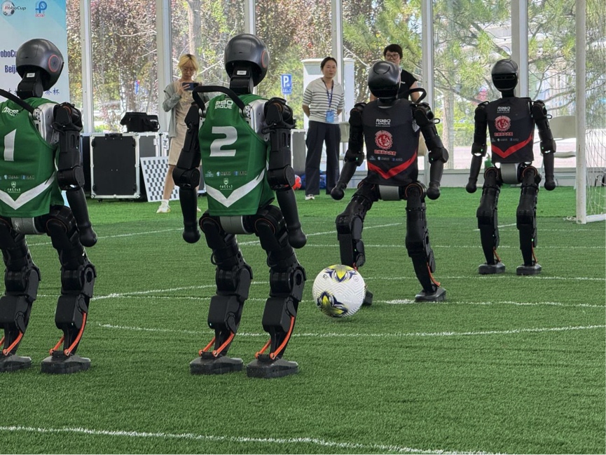 国家スピードスケート館人型ロボット訓練拠点で5日に開催された初の練習試合において、北京情報科技大学の「光熾」チームと中国農業大学の「山海」チームが対戦する様子。