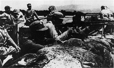 1937年、日本の侵略者は意図的に「七七事変（盧溝橋事件）」を引き起こし、全面的な中国侵略戦争を発動した。中国の軍民は日本の侵略者に対して頑強な抵抗を繰り広げた。写真は、日本軍の侵攻に反撃する中国軍。