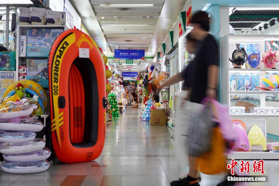 市場内に所狭しと並ぶカヤックや浮き輪などの商品（7月4日撮影・劉子琳）。