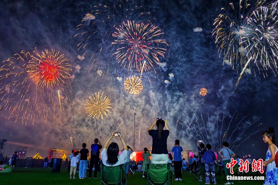 天津泰達空母主題公園で開催されたミュージック花火ショー（7月5日撮影・佟郁）。