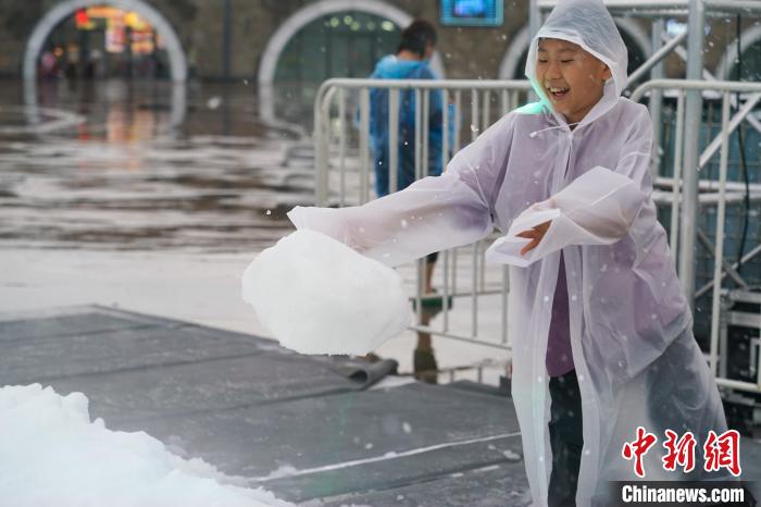 哈爾浜氷雪大世界で、雪遊びをする子供（7月5日撮影・趙宇航）。