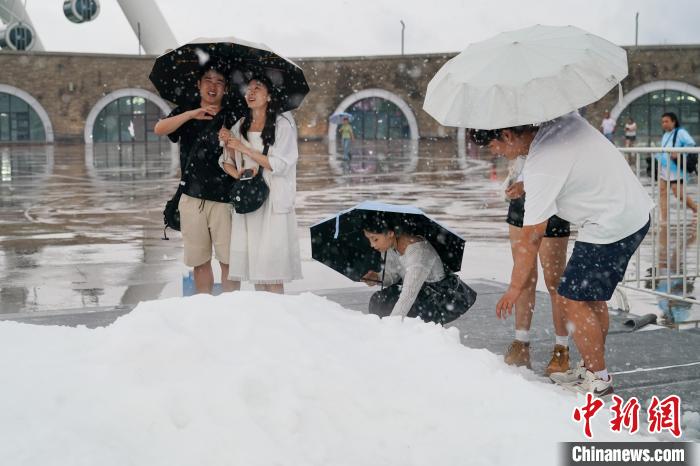 哈爾浜氷雪大世界に「屋外雪遊びエリア」登場！涼しさ満喫する来園客　黒竜江省