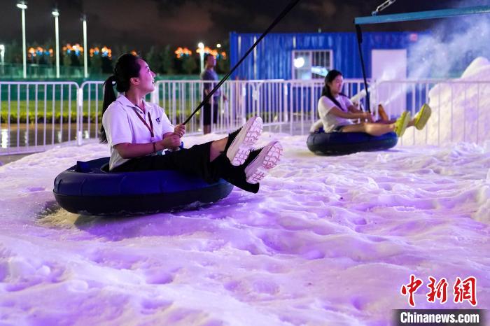 哈爾浜氷雪大世界に「屋外雪遊びエリア」登場！涼しさ満喫する来園客　黒竜江省