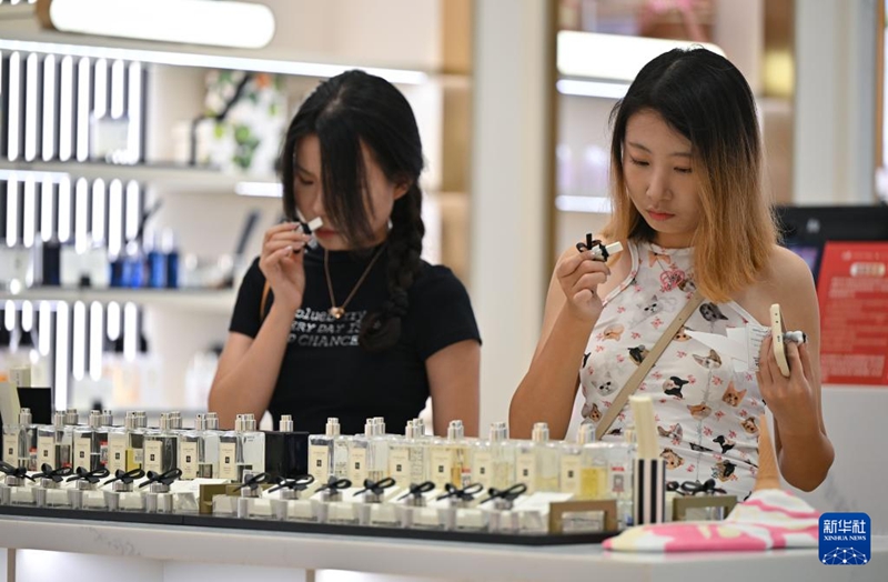 7月5日、海口日月広場免税店でショッピングを楽しむ買い物客。（撮影・鄭程）