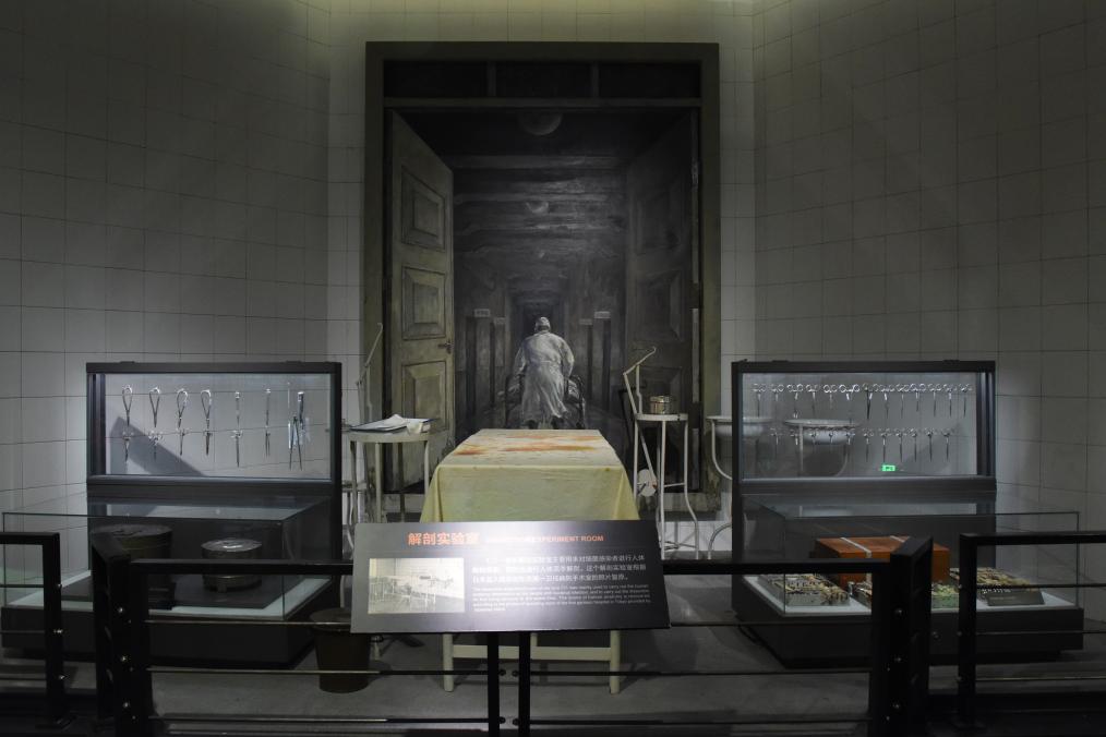 中国侵略日本軍第七三一部隊罪証陳列館に展示されている解剖実験の様子を描いた絵（撮影・楊思琪）。