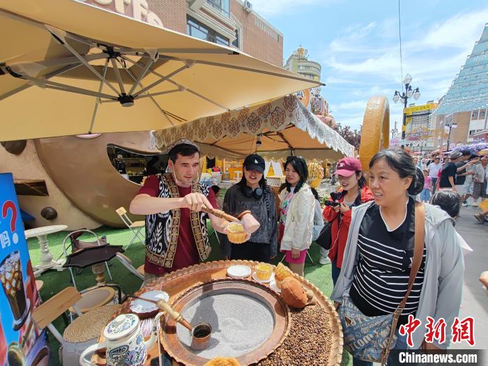 新疆国際大バザールが夏休み家族旅行の人気スポットに
