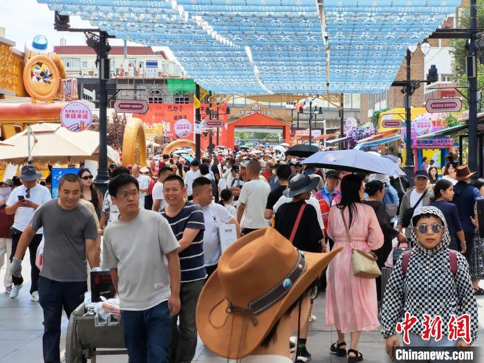 新疆国際大バザールが夏休み家族旅行の人気スポットに