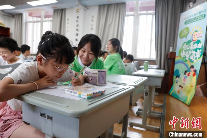 上海市西南位育中学（中高一貫校）西キャンパスで、生徒の絵画指導にあたるボランティア（7月7日撮影・殷立勤）。